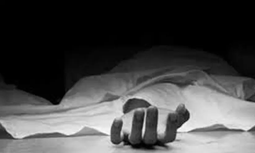 മകൾ അകത്തുള്ളത് ഓർമയില്ലാതെ കാർ പാർക്ക് ചെയ്ത് ജോലിക്ക് പോയി; അമ്മയുടെ മറവിയിൽ അഞ്ചുവയസ്സുകാരിക്ക് ദാരുണാന്ത്യം