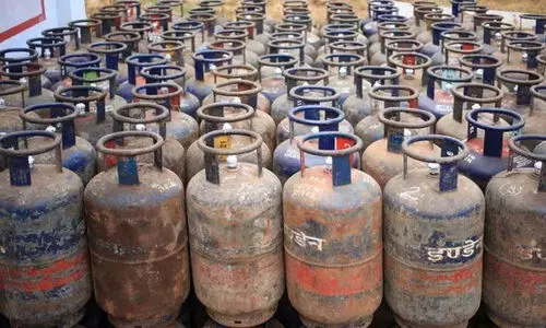 വാണിജ്യ പാചകവാതക സിലിണ്ടറിന്റെ വില കൂട്ടി; വിമാന ഇന്ധന വില കുറച്ച് എണ്ണ കമ്പനികൾ