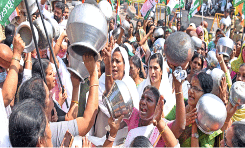 ക​ണ്ണൂ​ർ ജില്ല ആസ്ഥാനത്ത് സമര വേലിയേറ്റം