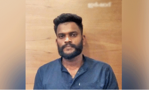 രേഖകളില്ലാത്ത വാഹനം വാങ്ങാൻ തലശ്ശേരിയിലെത്തിയ തമിഴ്നാട്ടുകാരെ കൊള്ളയടിച്ചു; ഒരാൾ അറസ്റ്റിൽ രേഖകളില്ലാത്ത വാഹനം വാങ്ങാൻ തലശ്ശേരിയിലെത്തിയ തമിഴ്നാട്ടുകാരെ കൊള്ളയടിച്ചു; ഒരാൾ അറസ്റ്റിൽ