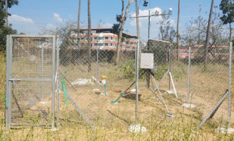 പ​ട​ന്ന​ക്കാ​ട് കാ​ർ​ഷി​ക കോ​ള​ജി​ൽ സ്ഥാ​പി​ച്ച സ്വ​യം നി​യ​ന്ത്രി​ത കാ​ലാ​വ​സ്ഥാ​കേ​ന്ദ്രം