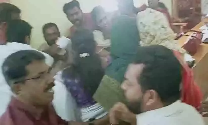 വിളക്കുടി പഞ്ചായത്തിൽ ഭരണ പ്രതിപക്ഷ അംഗങ്ങൾ തമ്മിൽ കൈയ്യാങ്കളി വിളക്കുടി പഞ്ചായത്തിൽ ഭരണ പ്രതിപക്ഷ അംഗങ്ങൾ തമ്മിൽ കൈയ്യാങ്കളി