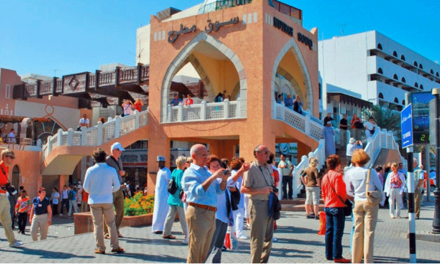 ഒ​മാ​നി​ലെ ടൂ​റി​സ്റ്റ്​ സ്ഥ​ല​ങ്ങ​ൾ സ​ന്ദ​ർ​ശി​ക്കു​ന്ന വി​നോ​ദ  സ​ഞ്ചാ​രി​ക​ൾ (ഫ​യ​ൽ)