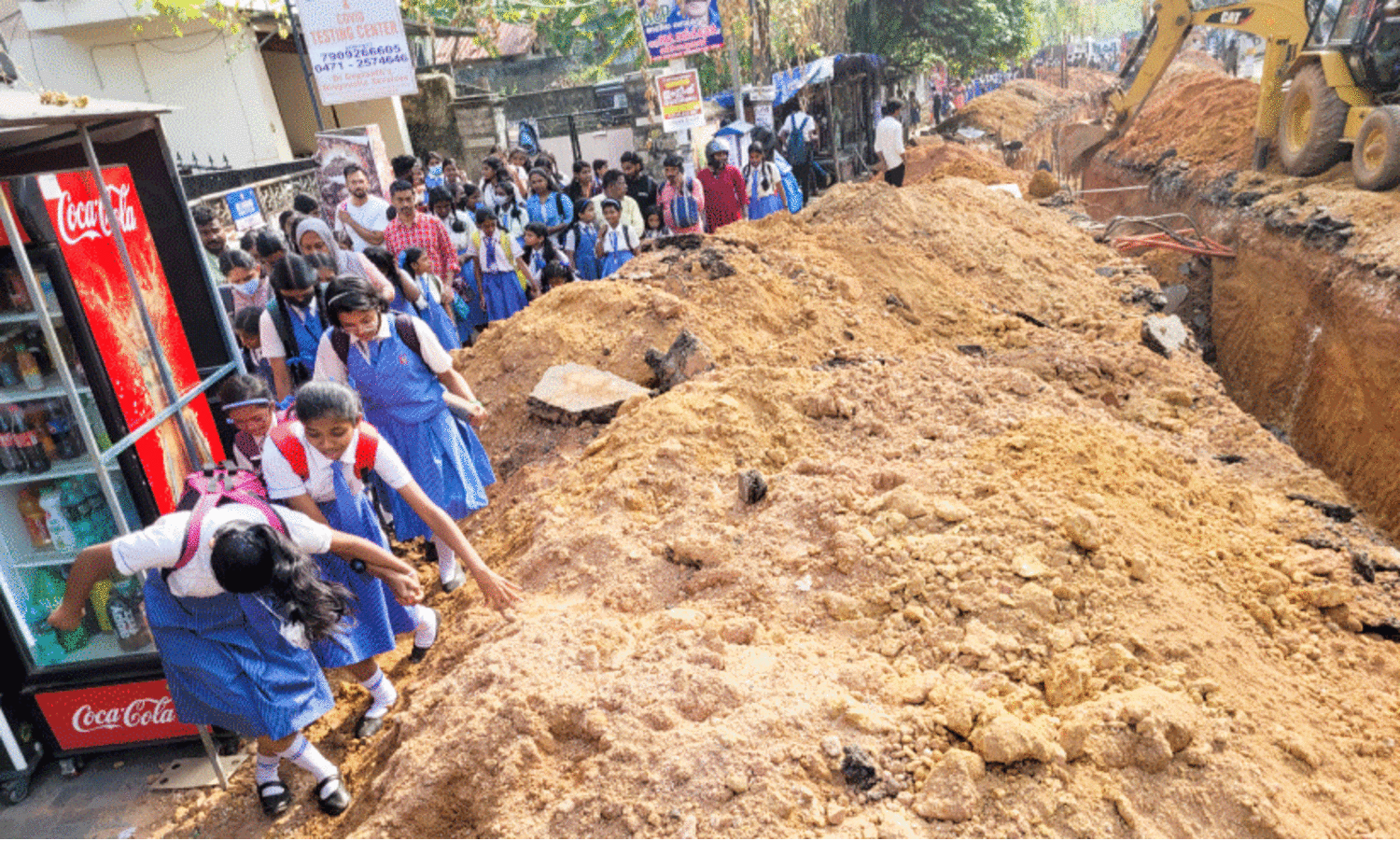 മുന്നറിയിപ്പില്ലാതെ റോഡ്​ കുഴിച്ചു​; വിദ്യാർഥികളടക്കം വലഞ്ഞു