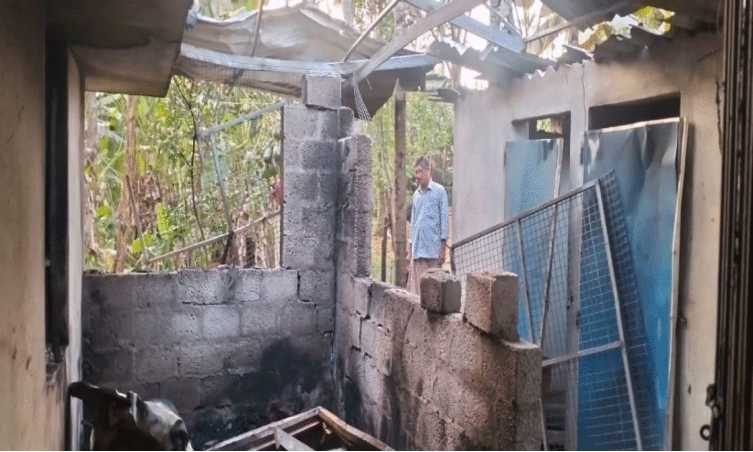 പാ​ച​ക വാ​ത​ക സി​ലി​ണ്ട​ർ പൊ​ട്ടി​ത്തെ​റി​ച്ച് ദ​മ്പ​തി​ക​ൾ​ക്ക് ഗു​രു​ത​ര പ​രി​ക്ക്