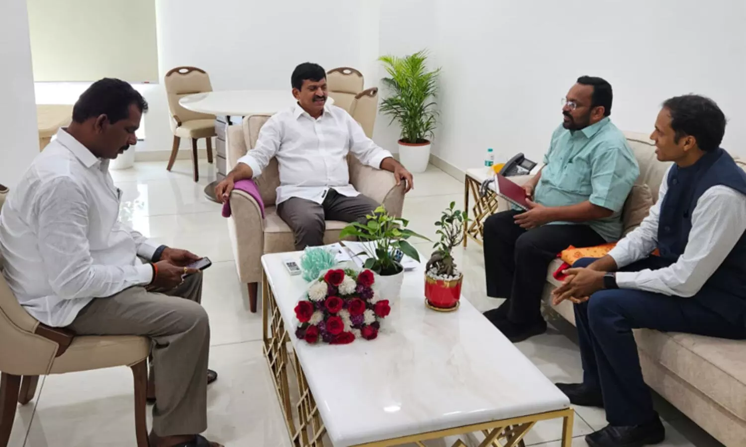 മന്ത്രി കെ. രാജൻ തെലങ്കാന റവന്യുമന്ത്രി പി. ശ്രീനിവാസ റെഡ്ഡിയുമായി കൂടിക്കാഴ്ച നടത്തി