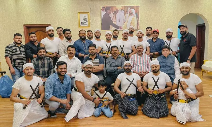 20 വർഷം മുൻപ് കോൽക്കളി പഠിപ്പിച്ച ഗുരുനാഥന് ദുബൈയിൽ ശിഷ്യൻമാരു​ടെ ആദരവ്​