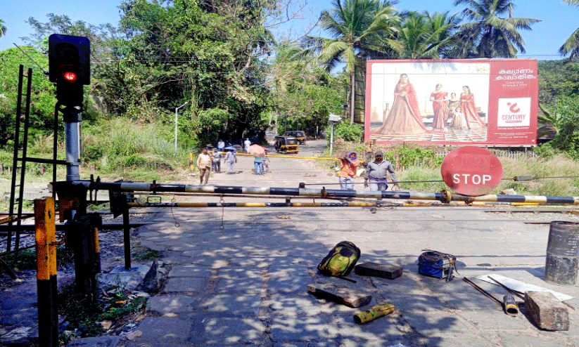 ടിപ്പർ ലോറിയിടിച്ച് റെയിൽവേ ഗേറ്റ് തകർന്നു