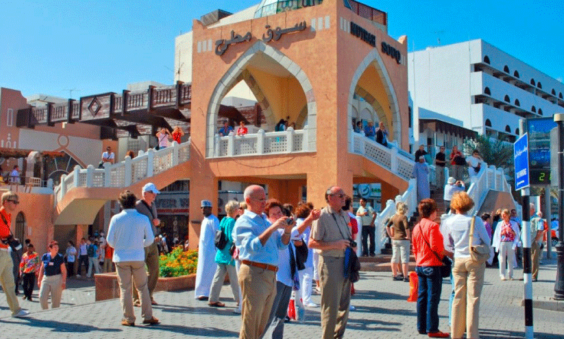 ഒ​മാ​നി​ലെ ടൂ​റി​സ്റ്റ്​ സ്ഥ​ല​ങ്ങ​ൾ സ​ന്ദ​ർ​ശി​ക്കു​ന്ന വി​നോ​ദ  സ​ഞ്ചാ​രി​ക​ൾ (ഫ​യ​ൽ)