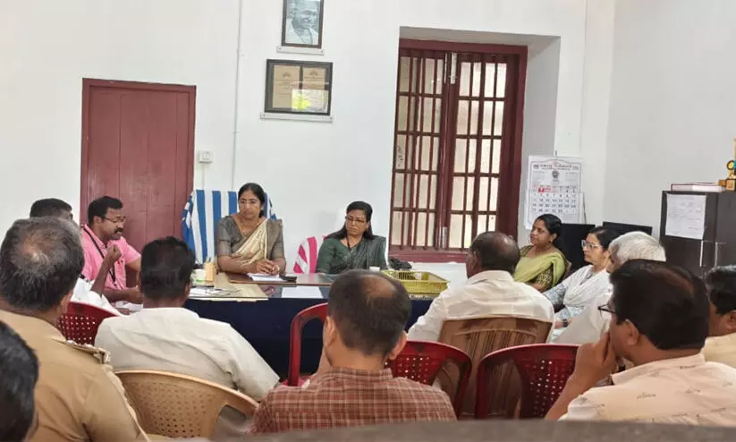 കുമ്പളങ്ങി-പെരുമ്പടപ്പ് റോഡിന് ഇരുവശവുമുള്ള അനധികൃത കൈയേറ്റം ഒഴിപ്പിക്കണമെന്ന് കൊച്ചി താലൂക്ക് വികസന സമിതി കുമ്പളങ്ങി-പെരുമ്പടപ്പ് റോഡിന് ഇരുവശവുമുള്ള അനധികൃത കൈയേറ്റം ഒഴിപ്പിക്കണമെന്ന് കൊച്ചി താലൂക്ക് വികസന സമിതി