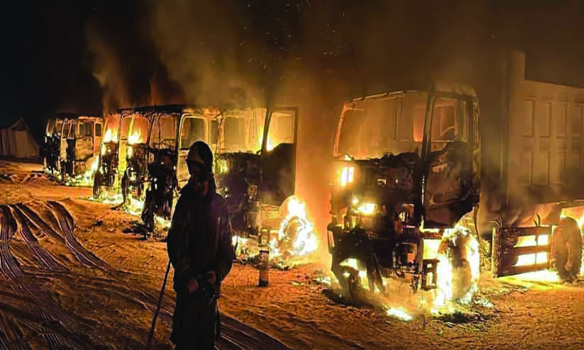 സാ​ൽ​മി റോ​ഡി​ൽ    ട്ര​ക്കു​ക​ൾ​ക്ക് തീ ​പി​ടി​ച്ചു