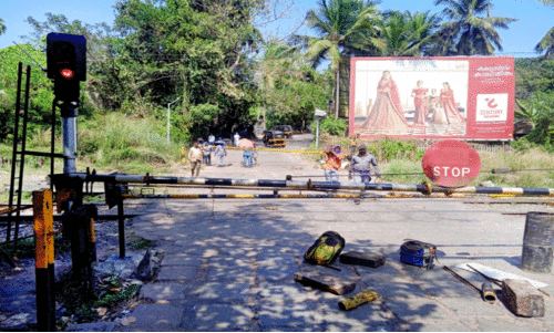 ടിപ്പർ ലോറിയിടിച്ച് റെയിൽവേ ഗേറ്റ് തകർന്നു