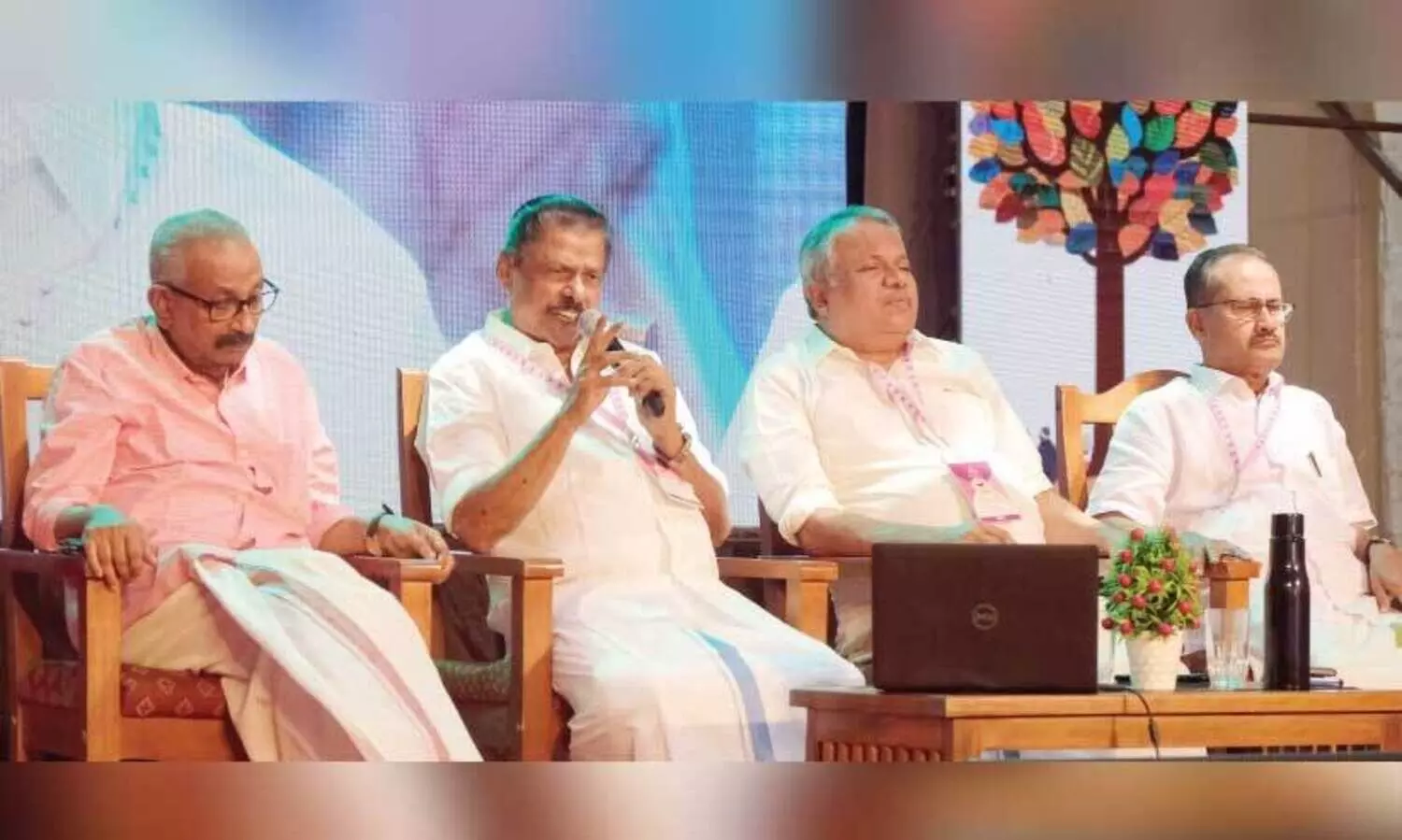 സാ​ർ​വ​ദേ​ശീ​യ സാ​ഹി​ത്യോ​ത്സ​വ​ത്തി​ന് സ​മാ​പ​നം; ഉ​യ​ർ​ന്ന​ത് സം​ഘ്പ​രി​വാ​ർ രാ​ഷ്ട്രീ​യ​ത്തി​നെ​തി​രാ​യ ഉ​റ​ച്ച ശ​ബ്ദം
