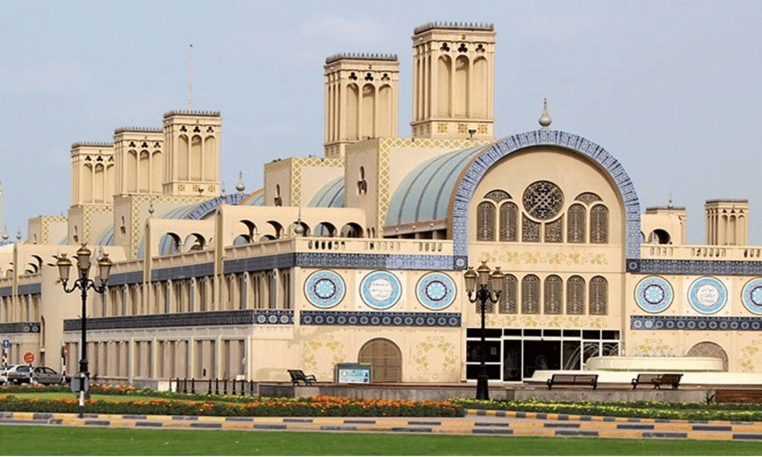 ഷാ​ർ​ജ​യെ ആ​ലേ​ഖ​നം ചെ​യ്യു​ന്ന അ​ഞ്ചു ദി​ർ​ഹം നോ​ട്ട്