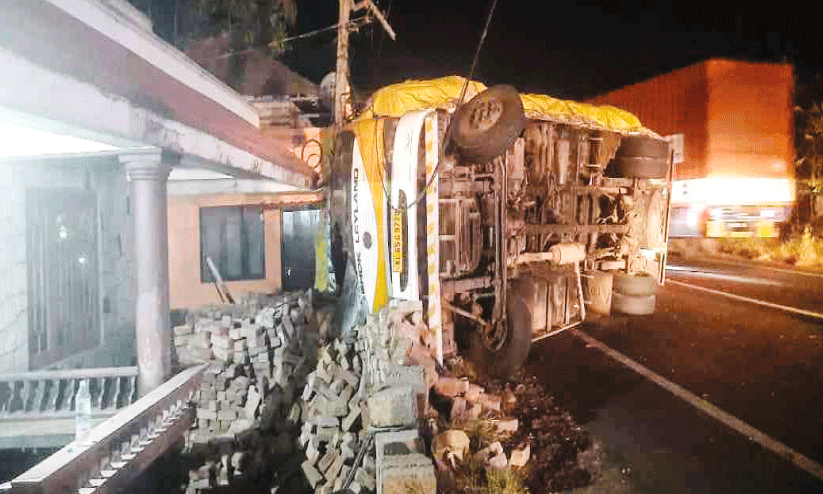 ലോ​റി മ​റി​ഞ്ഞ് ഡ്രൈ​വ​ർ​ക്ക് പ​രി​ക്ക്: ഭീ​തി മാ​റാ​തെ നാ​ട്