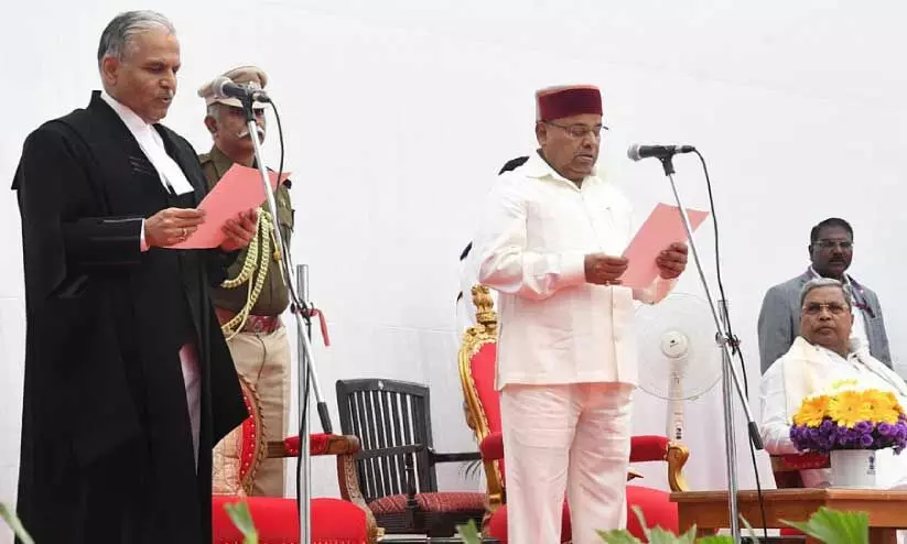കർണാടക ഹൈകോടതി ചീഫ് ജസ്റ്റിസ് പി.എസ്. ദിനേശ് കുമാറിന് ഗവർണർ താവർചന്ദ് ഗെഹ് ലോട്ട് സത്യവാചകം ചൊല്ലി നൽകുന്നു കർണാടക ഹൈകോടതി ചീഫ് ജസ്റ്റിസ് പി.എസ്. ദിനേശ് കുമാറിന് ഗവർണർ താവർചന്ദ് ഗെഹ് ലോട്ട് സത്യവാചകം ചൊല്ലി നൽകുന്നു