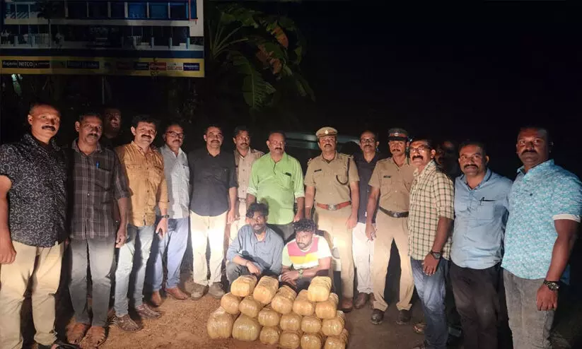 തിരുവനന്തപുരത്ത് കാറിൽ കടത്തിയ 45 കിലോ കഞ്ചാവ് പിടികൂടി തിരുവനന്തപുരത്ത് കാറിൽ കടത്തിയ 45 കിലോ കഞ്ചാവ് പിടികൂടി