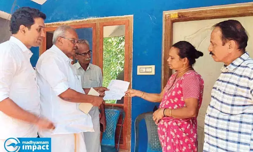 കേരള ബാങ്ക് ചെയർമാൻ ഗോപി കോട്ടമുറിക്കൽ പഴയന്നൂരിൽ സുധയുടെ വീട്ടിലെത്തി വായ്പ ഇളവനുദിച്ച രേഖ കൈമാറുന്നു കേരള ബാങ്ക് ചെയർമാൻ ഗോപി കോട്ടമുറിക്കൽ പഴയന്നൂരിൽ സുധയുടെ വീട്ടിലെത്തി വായ്പ ഇളവനുദിച്ച രേഖ കൈമാറുന്നു