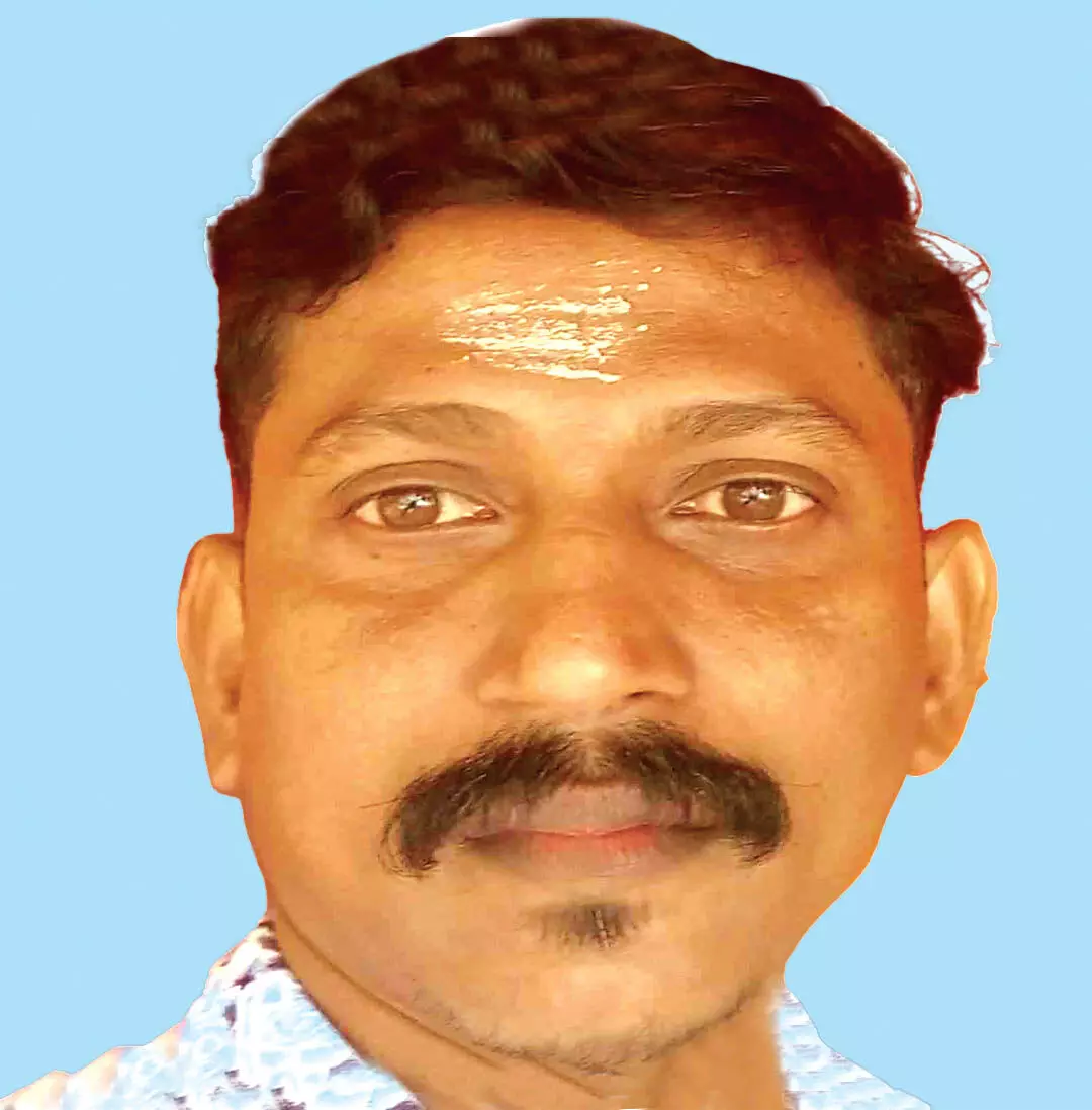 ഓ​ട്ടോ മ​റി​ഞ്ഞ് ഡ്രൈ​വ​ർ മ​രി​ച്ചു