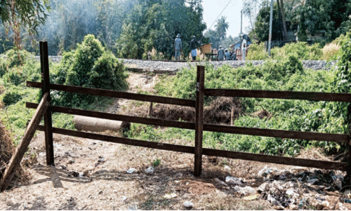 തു​ര​ങ്ക​പ്പാ​ത സാ​ധ്യ​മാ​യി​ല്ല  വ​ഴി കൊ​ട്ടി​യ​ട​ച്ച് റെ​യി​ൽ​വേ