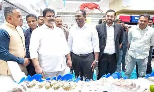 ബം​ഗ​ളൂ​രു ലു​ലു​വി​ൽ സീ​ഫു​ഡ് ഫെ​സ്റ്റി​വ​ൽ മ​ന്ത്രി മം​ഗ​ൾ എ​സ്. വൈ​ദ്യ ഉ​ദ്ഘാ​ട​നം ചെ​യ്ത​പ്പോ​ൾ