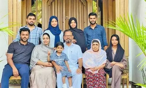 കാസർകോട് നഗരസഭ ചെയർമാൻ അ​ബ്ബാ​സ് ബീ​ഗം കു​ടും​ബ​ത്തോ​ടൊ​പ്പം