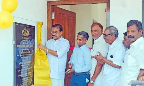 ബ​ന്ത​ടു​ക്ക സ്മാ​ര്‍ട്ട് വി​ല്ലേ​ജ് ഓ​ഫി​സ് കെ​ട്ടി​ട ശിലാഫലകം സി.​എ​ച്ച്. കു​ഞ്ഞ​മ്പു എം.​എ​ല്‍.​എ  അ​നാ​ച്ഛാ​ദ​നം ചെയ്യുന്നു