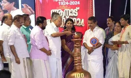 ആ​നാ​ട് ഫാ​ർ​മേ​ഴ്‌​സ് സ​ർ​വീ​സ് സ​ഹ​ക​ര​ണ ബാ​ങ്ക് ശ​താ​ബ്ദി ആ​ഘോ​ഷം മു​ഖ്യ​മ​ന്ത്രി പി​ണ​റാ​യി വി​ജ​യ​ൻ ഉ​ദ്‌​ഘാ​ട​നം ചെ​യ്യു​ന്നു.