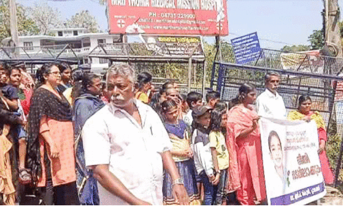 അഞ്ചര വയസ്സുകാരന്‍റെ മരണം;  ആശുപത്രിക്ക്​ മുന്നിൽ പ്രതിഷേധമിരമ്പി