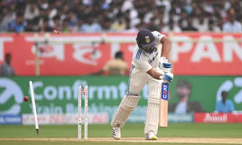 ഓഫ് സ്റ്റമ്പ് നടക്കാൻ പോകുന്നു! ക്ലീൻ ബൗൾഡായ രോഹിത്തിനെ ട്രോളി ആരാധകർ