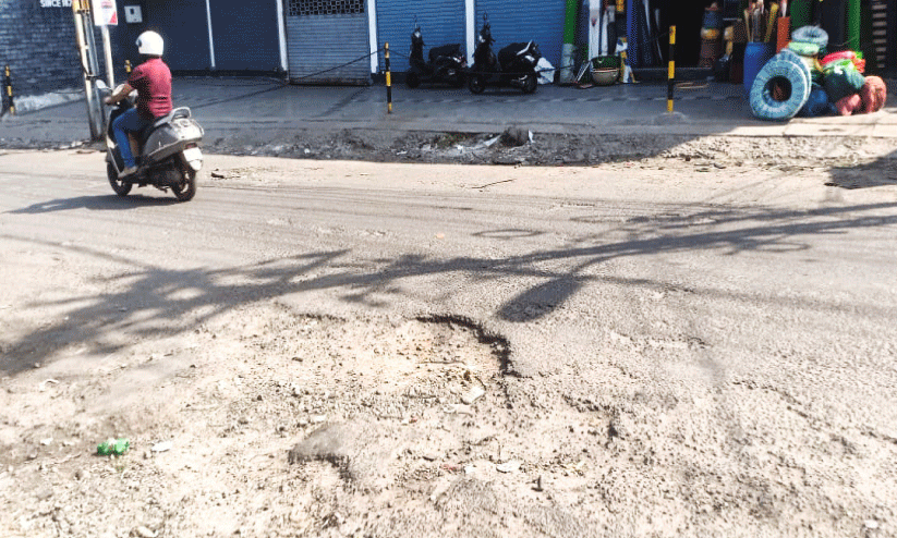 മാ​ർ​ക്ക​റ്റ് റോ​ഡു​ക​ളി​ൽ  ദു​രി​ത​യാ​ത്ര