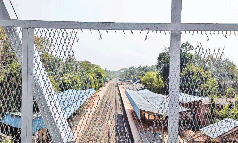 ന​ട​പ്പാ​ത​യി​ലെ ത​ക​ർ​ന്ന  ഇ​രു​മ്പുവേലി ന​വീ​ക​രി​ച്ചി​ല്ല