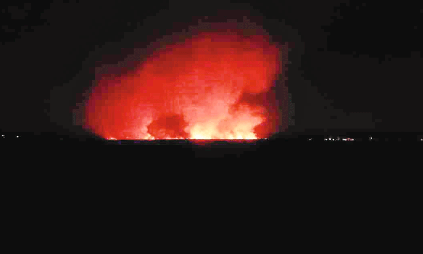 ഭാ​ര​ത​പ്പു​ഴ​യി​ലെ  പു​ൽ​ക്കാ​ടു​ക​ൾ​ക്ക് തീ​പി​ടി​ച്ചു