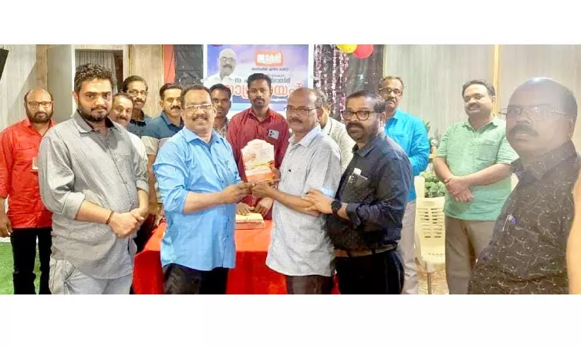 ഹരിദാസിന് കേളി അൽഖർജ് ഏരിയ യാത്രയയപ്പ് നൽകി ഹരിദാസിന് കേളി അൽഖർജ് ഏരിയ യാത്രയയപ്പ് നൽകി