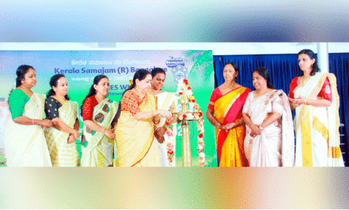 കേ​ര​ള​ത്ത​നി​മ വി​ളി​ച്ചോ​തി തി​രു​വാ​തി​ര മ​ത്സ​രം