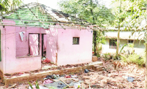 കാപ്പരക്കുന്നിൽ വീട് തകർത്തു;  രണ്ടുപേർക്ക് പരിക്ക്