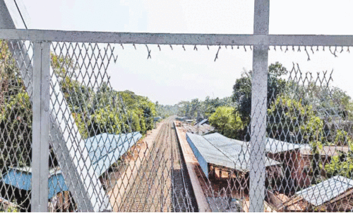 ന​ട​പ്പാ​ത​യി​ലെ ത​ക​ർ​ന്ന  ഇ​രു​മ്പുവേലി ന​വീ​ക​രി​ച്ചി​ല്ല