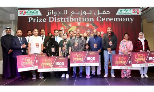 ലു​ലു ഗ്രാ​ൻ​ഡ് പ്രൊ​മോ​ഷ​ൻ വി​ജ​യി​ക​ൾ​ക്ക് സ​മ്മാ​ന​ങ്ങ​ൾ കൈ​മാ​റി