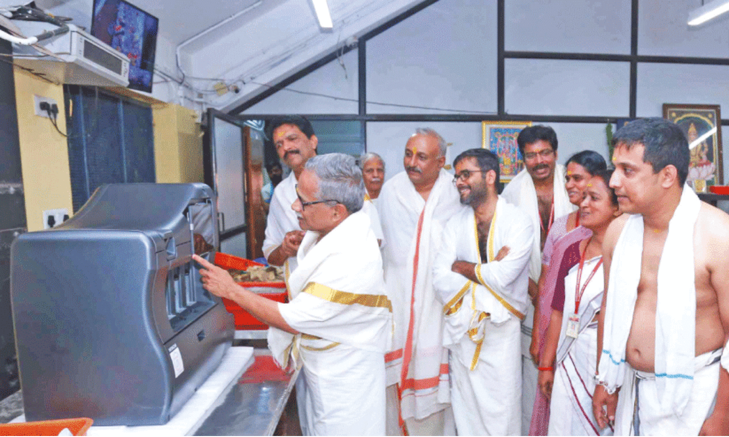 ഗു​രു​വാ​യൂ​ർ ക്ഷേ​ത്ര​ത്തി​ലേ​ക്ക് വ​ഴി​പാ​ടാ​യി ല​ഭി​ച്ച നോ​ട്ടെ​ണ്ണ​ൽ യ​ന്ത്രം ദേ​വ​സ്വം ചെ​യ​ർ​മാ​ൻ ഡോ. ​വി.​കെ. വി​ജ​യ​ൻ സ്വി​ച്ച് ഓ​ൺ ചെ​യ്യു​ന്നു