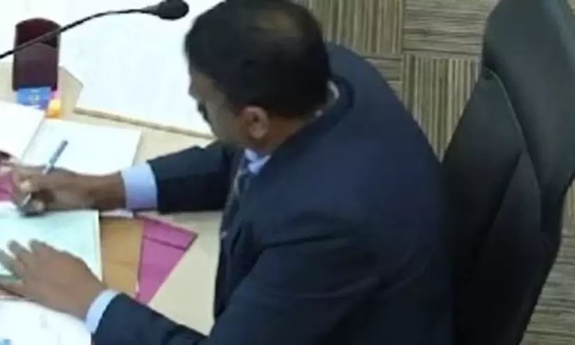 ഛണ്ഡിഗഢ് മേയർ തെരഞ്ഞെടുപ്പ്: ബാലറ്റ് പേപ്പറുകൾ നശിപ്പിക്കുന്നതിന്റെ കൂടുതൽ ദൃശ്യങ്ങൾ പുറത്ത് ഛണ്ഡിഗഢ് മേയർ തെരഞ്ഞെടുപ്പ്: ബാലറ്റ് പേപ്പറുകൾ നശിപ്പിക്കുന്നതിന്റെ കൂടുതൽ ദൃശ്യങ്ങൾ പുറത്ത്