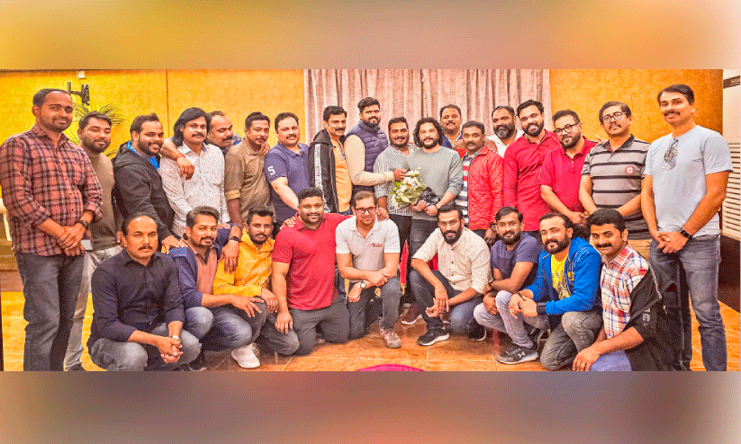 റി​യാ​ദ് ടാ​ക്കീ​സ് നൗ​ഷാ​ദ് ആ​ലു​വ​ക്ക്​ സ്വീ​ക​ര​ണം ന​ൽ​കി