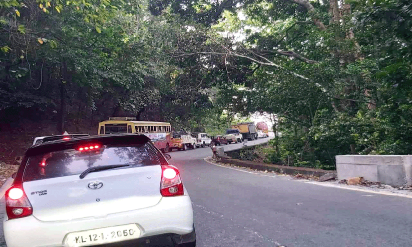 മണിക്കൂറുകളോളം ചുരം മുടക്കി മൂന്നു വാഹനങ്ങൾ