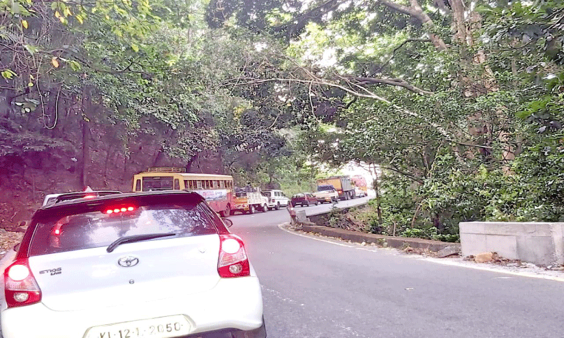 ചു​ര​ത്തി​ൽ ലോ​റി​ക​ൾ കേ​ടാ​യി മ​ണി​ക്കൂ​റു​ക​ൾ ഗ​താ​ഗ​തം ത​ട​സ്സ​പ്പെ​ട്ടു