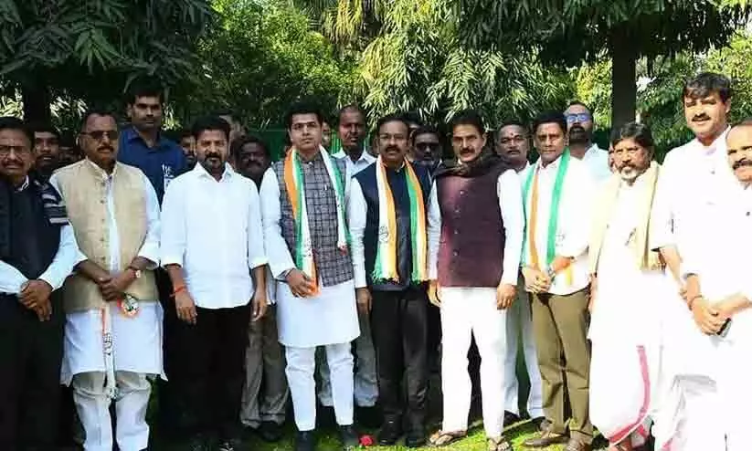 ബി.ആർ.എസ് നേതാക്കളായ വെങ്കടേശും ജീവൻ റെഡ്ഡിയും കോൺഗ്രസിൽ