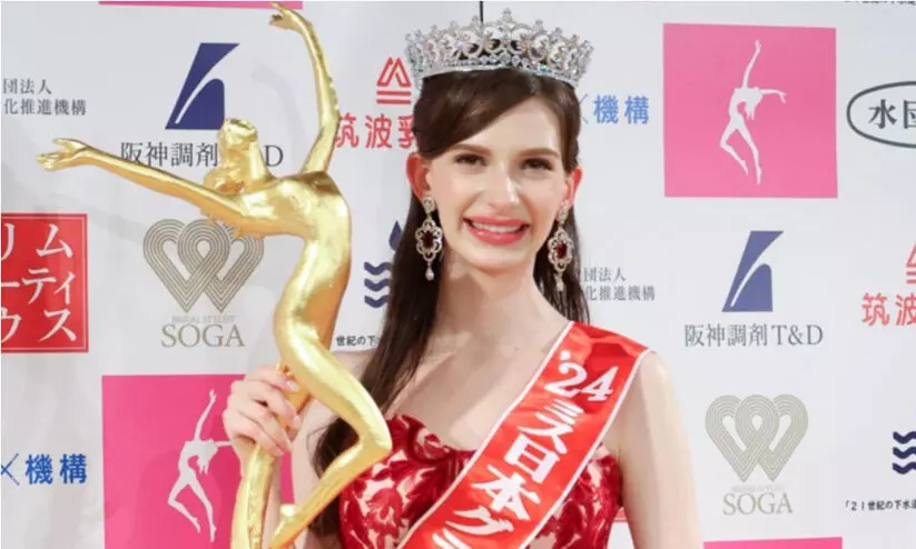 വിവാഹിതനുമായുള്ള ബന്ധം പുറത്തറിഞ്ഞു; മിസ് ജപ്പാൻ കിരീടം ഉപേക്ഷിച്ച് കരോലിന ഷിനോ