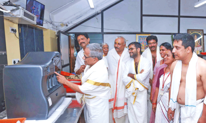 ഗുരുവായൂർ ക്ഷേത്രത്തിലേക്ക് വഴിപാടായി ലഭിച്ച നോട്ടെണ്ണൽ യന്ത്രം ദേവസ്വം ചെയർമാൻ ഡോ. വി.കെ. വിജയൻ സ്വിച്ച് ഓൺ ചെയ്യുന്നു ഗുരുവായൂർ ക്ഷേത്രത്തിലേക്ക് വഴിപാടായി ലഭിച്ച നോട്ടെണ്ണൽ യന്ത്രം ദേവസ്വം ചെയർമാൻ ഡോ. വി.കെ. വിജയൻ സ്വിച്ച് ഓൺ ചെയ്യുന്നു