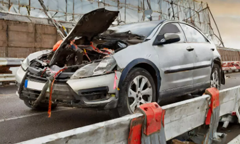 കാർ തൂണിലിടിച്ച് ഭാര്യ മരിച്ചു; കേസ് എടുക്കാനാവശ്യപ്പെട്ട് ഭർത്താവ് പൊലീസ് സ്റ്റേഷനിൽ കാർ തൂണിലിടിച്ച് ഭാര്യ മരിച്ചു; കേസ് എടുക്കാനാവശ്യപ്പെട്ട് ഭർത്താവ് പൊലീസ് സ്റ്റേഷനിൽ