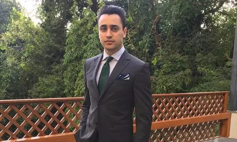 ബംഗ്ലാവും കാറും വിറ്റു, ആകെയുള്ളത് മൂന്ന് പ്ലേറ്റ്, മൂന്ന് ഫോർക്ക്, രണ്ട് കോഫി മഗ്ഗ്; ഇപ്പോഴത്തെ ജീവിതത്തെക്കുറിച്ച് നടൻ ഇമ്രാൻ ഖാൻ ബംഗ്ലാവും കാറും വിറ്റു, ആകെയുള്ളത് മൂന്ന് പ്ലേറ്റ്, മൂന്ന് ഫോർക്ക്, രണ്ട് കോഫി മഗ്ഗ്; ഇപ്പോഴത്തെ ജീവിതത്തെക്കുറിച്ച് നടൻ ഇമ്രാൻ ഖാൻ