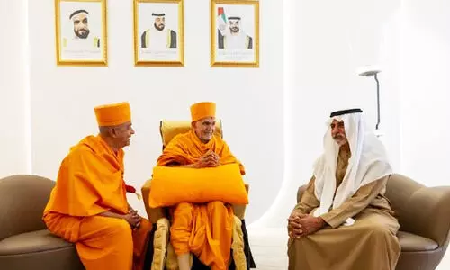 അബൂദബി ഹിന്ദു ക്ഷേത്ര ഉ​ദ്​​ഘാ​ട​നത്തിനെത്തിയ സ്വാമി മഹാരാജിന് വൻ വരവേൽപ്പ്