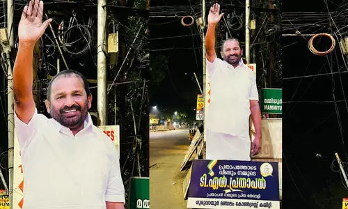 ഗുരുവായൂരിൽ പ്രതാപന്റെ കട്ടൗട്ട്:  ‘പ്രതാപൻ നമ്മുടെ പ്രിയ തേരാളി’